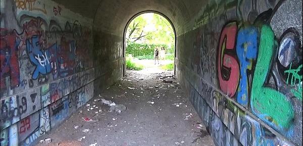 Strassen Hure in Berliner Park von 2 Freiern gefickt Deutsch - German Hooker